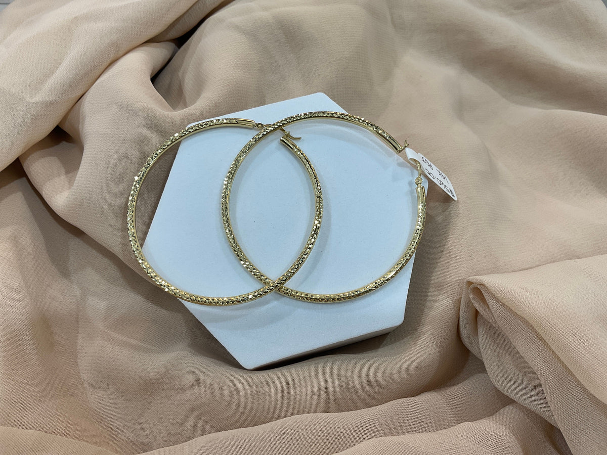 14k Gold 1.5in Diamond Cut Hoop Earrings