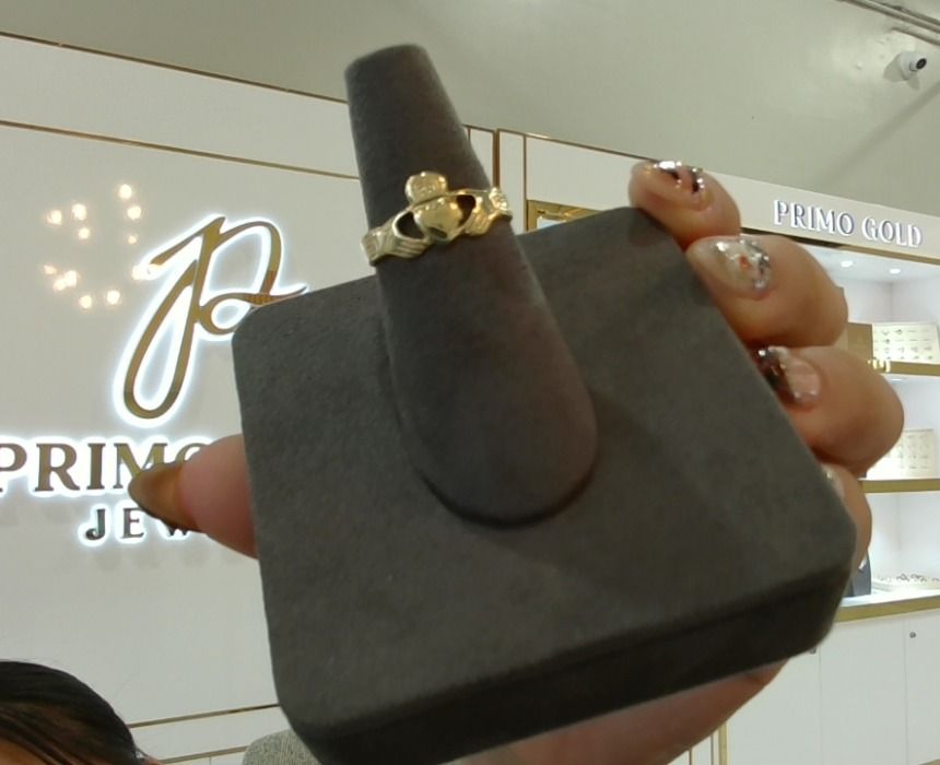 14KT Gold Crown Loving Hands Ring #7.5
